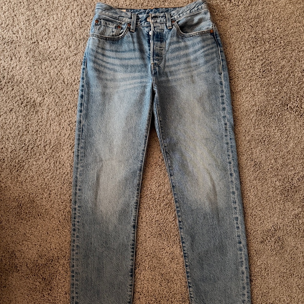 Levi’s Women's Medium Wash Denim Jeans Straight Leg W26 L28